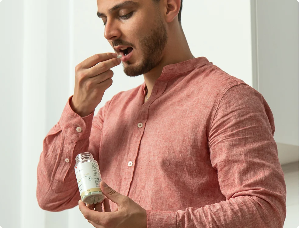 Homme entrein de consommer vitamine de vitaya
